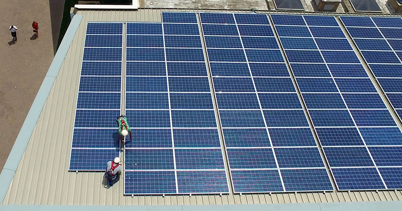 Solaranlagen Hersteller Installationsteam bei der Arbeit